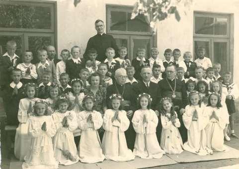 Stefan Sawecki siedzi w trzecim rzędzie, szósty od lewej (zdjęcie ze zbiorów ks. Stefana Saweckiego). Zdjęcie 21 Rok 1948, 12 czerwca.