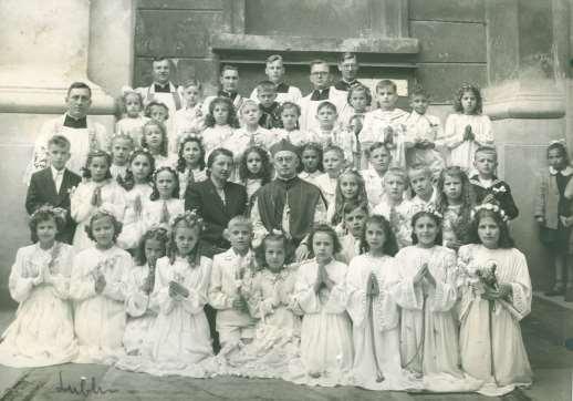 dzieci ze Sławinka. W środku ks. Stefan Sawecki (zdjęcie ze zbiorów ks. Stefana Saweckiego). Zdjęcie 23 Rok 1951, maj.