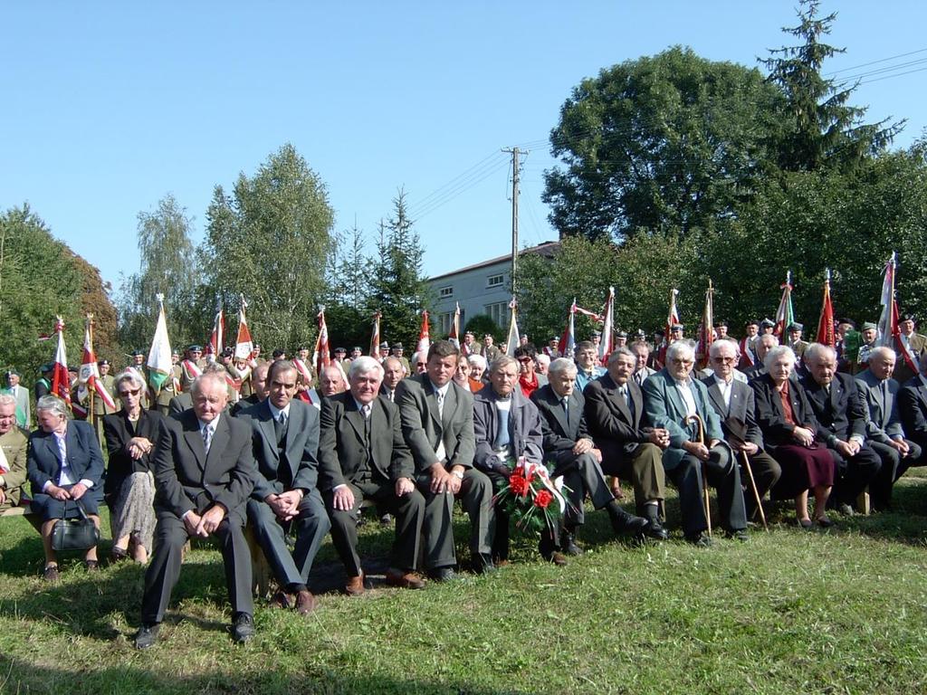 Uroczystości przy pomniku (foto Renata Kulik). Zdjęcie 28 Rok 2004, 17 września.
