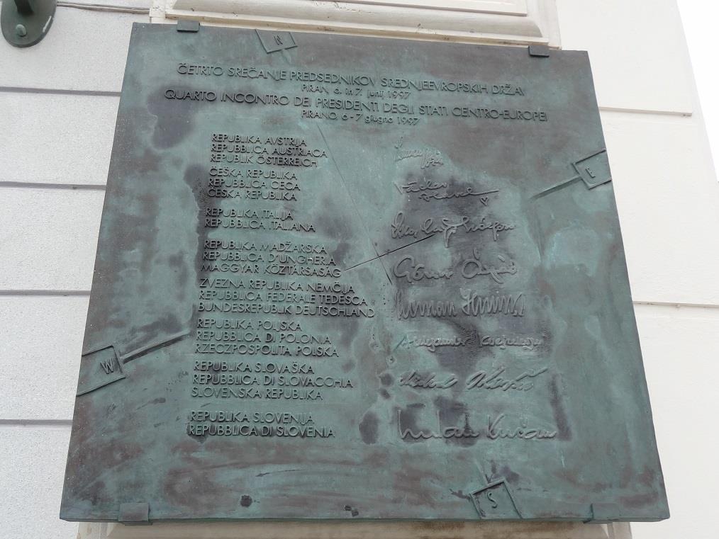 Fot. 26: Na głównym budynku Piranu umieszczono pamiątkową tablicę informującą o tym, że w dniach 6 7 czerwca 1997 r.