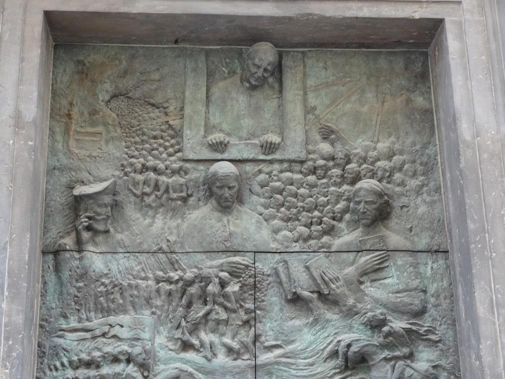 Fot. 41: Na drzwiach katedry lublańskiej umieszczono płaskorzeźby.