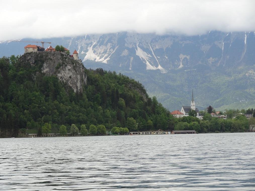 Fot. 7: Nad Blejskim jeziorem góruje skała, na której zbudowano w