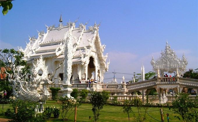 Wat Rong Khun Niedaleko Birmy i Laosu, w prowincji Chiang Rai, stoi pokryta mieniącą się w słońcu mozaiką luster Biała Świątynia. Jej śnieżnobiały kolor jest symbolem buddyjskiej czystości.