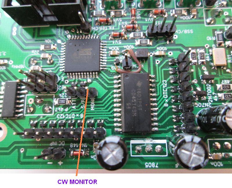 Klucz CW ma możliwość zaprogramowania 3 banków pamięci. Programowanie jest proste. Podłączmy słuchawki do pinu MONI oraz manipulator CW.