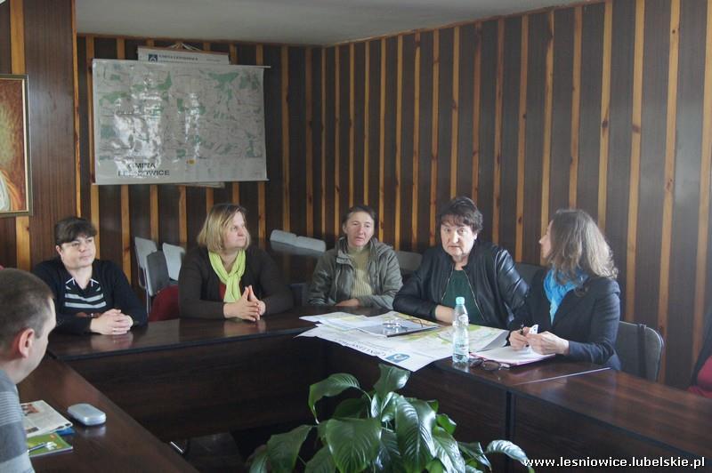 w sali konferencyjnej Urzędu Gminy Leśniowice odbyła się dyskusja publiczna nad rozwiązaniami przyjętymi w projekcie zmiany studium uwarunkowań i kierunków zagospodarowania przestrzennego Gminy