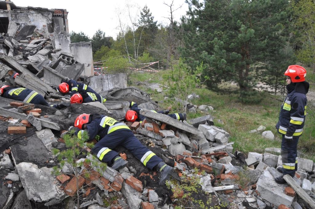 Strona 43 Ratownicy, leżąc płasko na gruzowisku w odległości ok. 2-3 metrów od siebie, nasłuchują dźwięków ze struktury gruzowiska. KDR ogłasza komunikat Tu Państwowa Straż Pożarna.