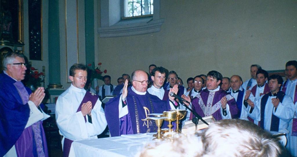 W pierwszym rzędzie od lewej dyrektor szkoły Henryk Kulik, wychowawczyni Maria Ciszewska.