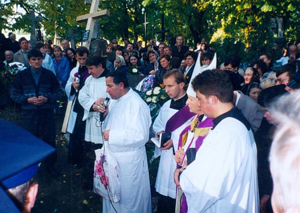 kanonika Stefana Saweckiego przez biskupa diecezji zamojsko-lubaczowskiej Jana Śrutwę (zdjęcie z kroniki