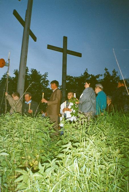 Przyjęcia dokonuje proboszcz ks. Stanisław Budzyński (na pierwszym planie).