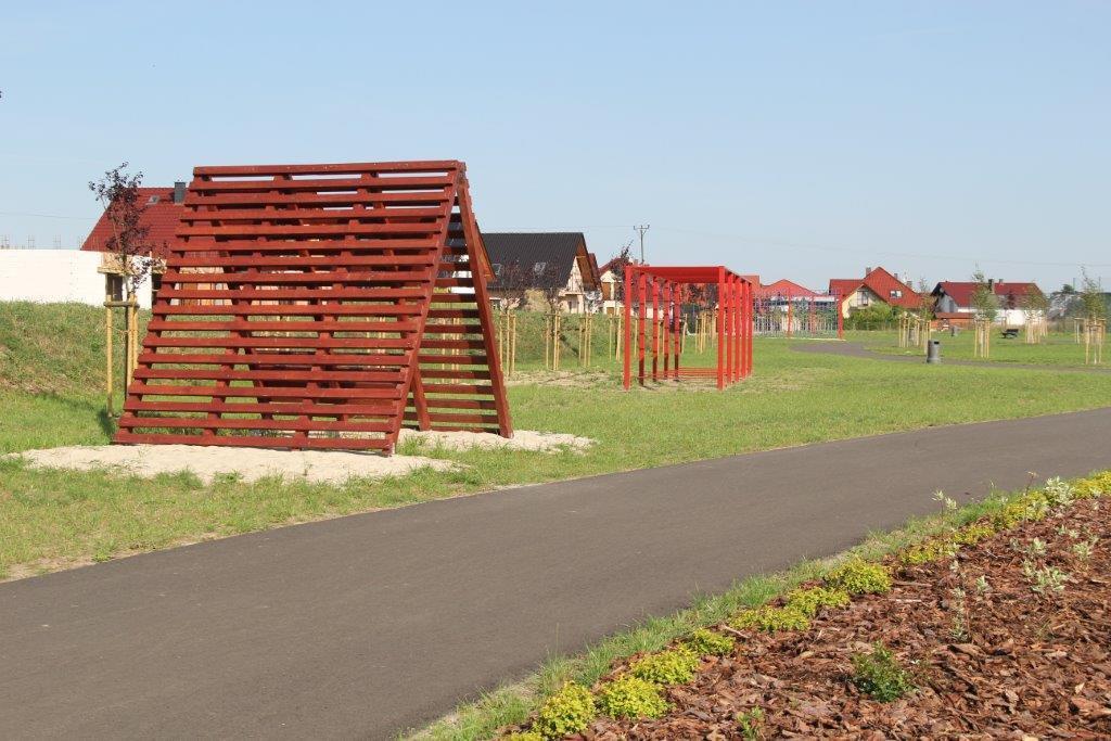 terenowy tor rowerowy pumptrack oraz soccergolf - miejsce do treningu celności strzałów piłką nożną, cztery boiska do siatkówki plażowej, tereny do gry w paintballa, tor do biegów przełajowych.