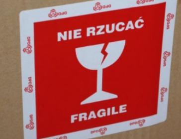 Nie rzucać, nie przewracać, nie piętrować opakowań z nalepką szklanego kieliszka.