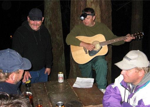 Darek grał na gitarze i śpiewano