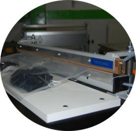 Zgrzewarka umożliwia sprawne pakowanie produktów oraz przygotowywanie opakowao foliowych bezpośrednio z folii umieszczonej na maszynie.