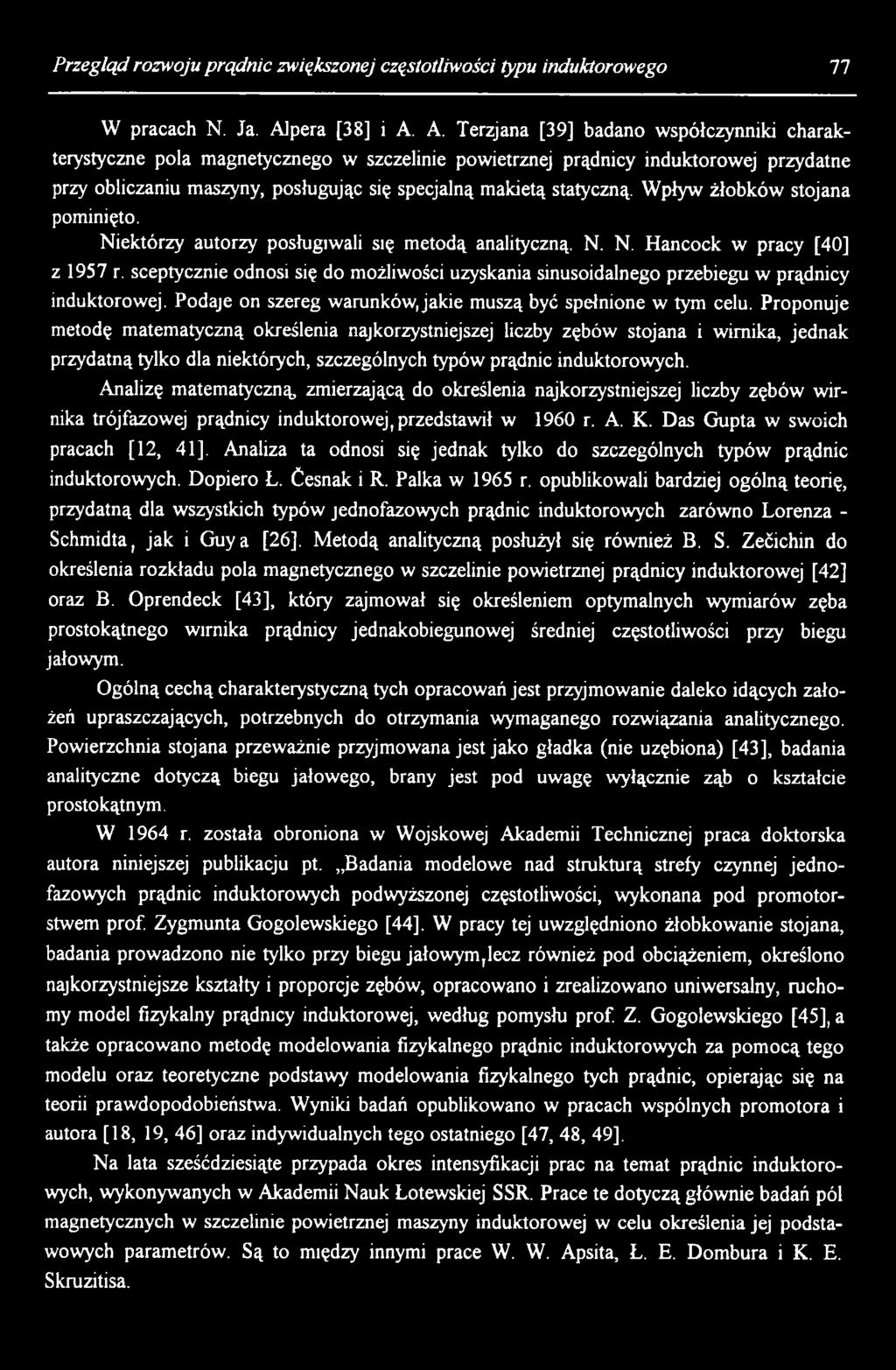 sceptycznie odnosi się do możliwości uzyskania sinusoidalnego przebiegu w prądnicy induktorowej. Podaje on szereg warunków, jakie muszą być spełnione w tym celu.