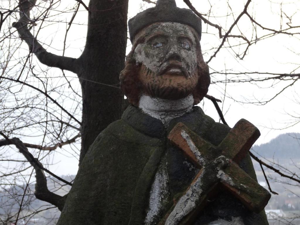 kamień w części przyziemia narażony jest są na kapilarne podciąganie wody, z którą przenoszone są różnego rodzaju sole obecne w glebie.