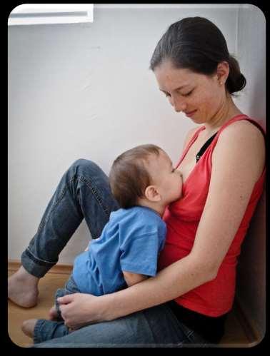 Długie karmienie piersią to podążanie za macierzyńskim instynktem i potrzebami dziecka
