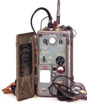 13 Radiostacja R-105d Radiostacja R-105 była radiostacją UKF używaną w okresie powojennym na szczeblu pluton-kompania oraz jako pokładowa na aparatowniach i wozach dowodzenia.