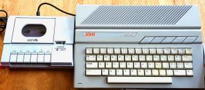 16 Komputer ATARI 65XE (ATARI 130XE) lone) urządzenia łączności i komputery. Współczesna telekomunikacja jest olbrzymią, nowoczesną dziedziną skupiającą dawną łączność i informatykę.