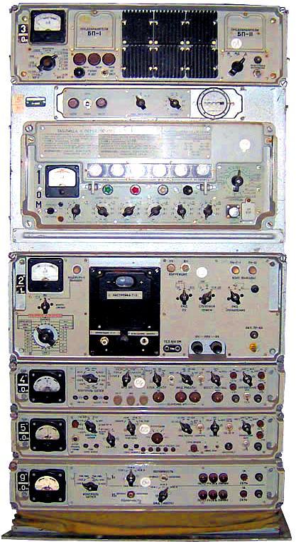 28 Odbiornik R-155P Odbiornik R 155 P wchodził w skład wyposażenia radiostacji krótkofalowej R 140.