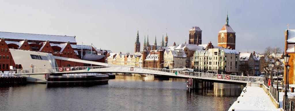 Fot. Zimowa panorama Gdańska od strony rzeki Motławy wraz z widokiem na Kładkę. Źródło: https://www.facebook.com/drmg.