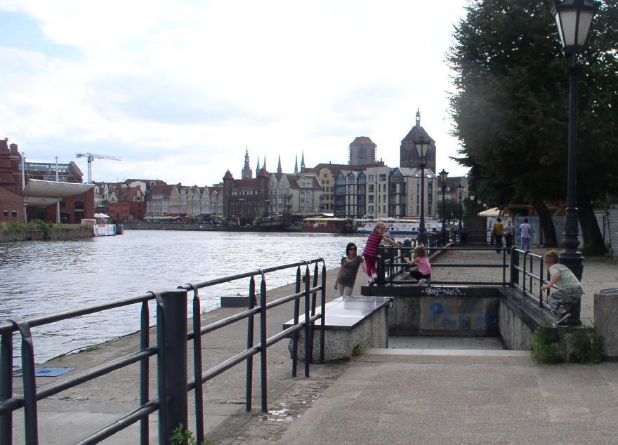 Znajdując się nad rzeką Motławą w Gdańsku, czyli w sercu turystycznym miasta, należało przejść przez całe Długie Pobrzeże, ulicę Stągiewną dalej ulicę Szafarnia (około 1600 metrów).