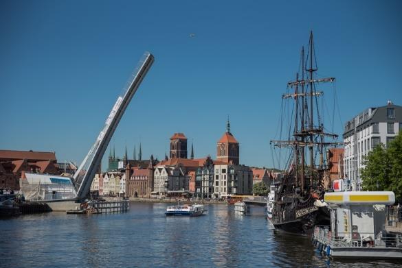 Fot. Kładka otwarta dla przypływających do Długiego Pobrzeża jednostek żeglugowych, gdansk.