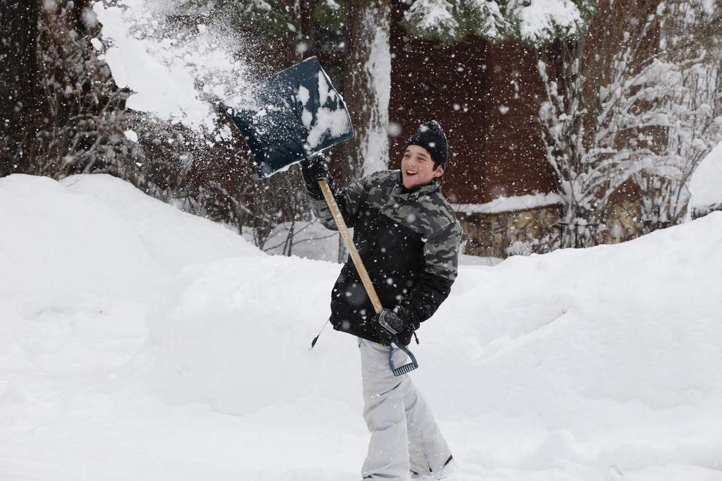 ASORTYMENT ZIMOWY Łopaty do śniegu to podstawowe narzędzia do odśnieżania zalegającego śniegu ich kształt został dopasowany tak, aby odśnieżanie naszymi narzędziami było wygodne i szybkie.