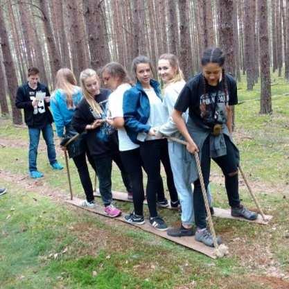 GRA TERENOWA Uczestnicy zabawy zostają podzieleni na kilka grup, w których rywalizują przez cały czas trwania gry terenowej.