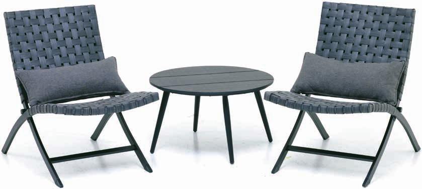 Stół S55 x D93 x W43 z blatem z hartowanego szkła. W zestawie 2-miejscowa sofa i 2 krzesła. Z poduszkami w wytrzymałym poszyciu poliestrowym.
