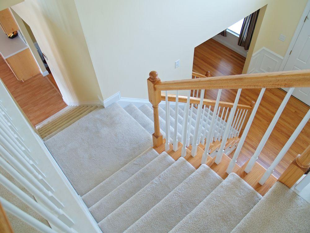 fot. Pracownia mdom Wykończenie schodów wewnętrznych Kolejnym etapem w projektowaniu wymarzonych schodów jest wybór zastosowanego materiału wykończeniowego.