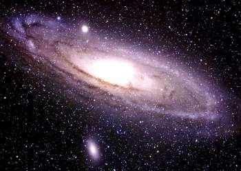 40 41 GALAKTYKI SPIRALNE Galaktyki spiralne są to galaktyki, które składają się z jądra i z ramion. Na ogół mamy do czynienia z dwoma ramionami, rzadziej z jednym czy z trzema.