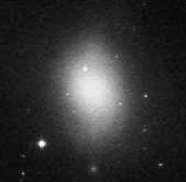 40 41 42 GALAKTYKI SOCZEWKOWATE Galaktyka soczewkowa M 85 w Warkoczu Bereniki. Jest większa od Drogi Mlecznej.