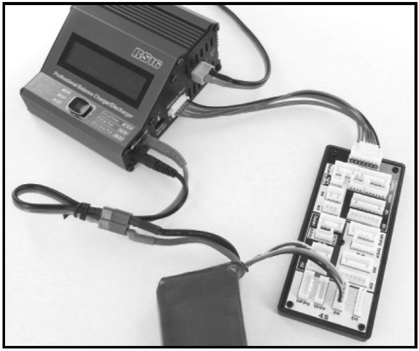W przypadku podłączenia pakietów akumulatorków litowych składających się z kilku ogniw należy zwrócić uwagę na to, aby przyłącze balancera zostało podłączone do ładowarki za pośrednictwem