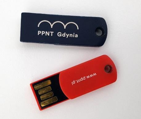 długość 45 mm; nadruk full kolor dwustronny; materiał: wysokogatunkowa taśma poliestrowa; karabińczyk niklowany; przykładowy model: 4. Pamięć Flash USB (pendrive) min. 2.