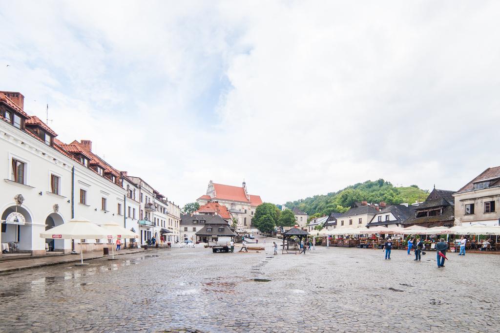 Ulubionym miejscem spotkań jest oczywiście Rynek wraz z jego urokliwymi kamienicami. Najciekawsze z nich to bliźniacze kamienice: Pod Świętym Mikołajem i Pod Świętym Krzysztofem.