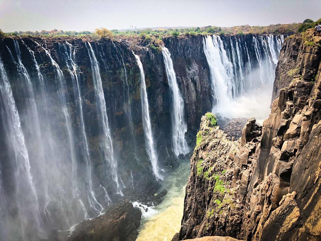 DZIEŃ 12 victoria falls AKTYWNY DZIEŃ W VICTORIA FALLS Po śniadaniu ruszymy oglądać słynne wodospady, jeden z siedmiu naturalnych cudów świata. Zaczniemy od śmigłowca! (opcja).