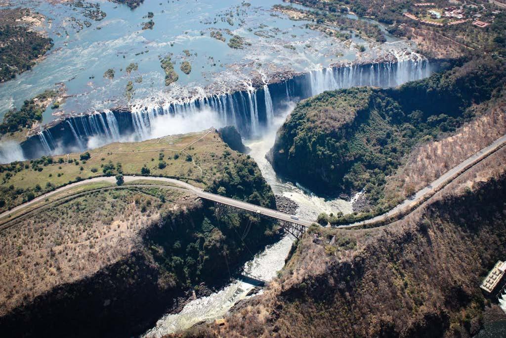 Podczas 15 minutowego przelotu zobaczymy majestatyczny wodospad, piękną rzekę Zambezi, wąwóz i okolice. Nic nie dorównuje obserwacji i doświadczaniu Wodospadów Wiktorii z lotu ptaka.