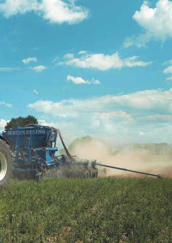 UNIKATOWOÂå CIÑGNIKÓW FIRMY NEW HOLLAND O przewadze ciàgników serii T8000 firmy New Holland nad konkurencjà decyduje nie tylko nowoczesna stylistyka i najlepsza w tej klasie