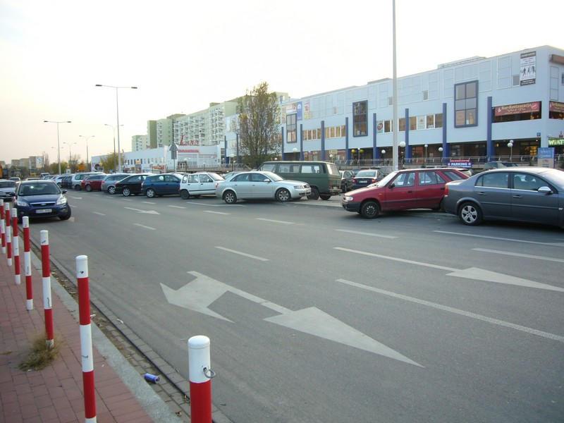 3) Niedokończona ulica Rolna, doprowadzona do centrum handlowego, służy wielu kierowcom za parking.