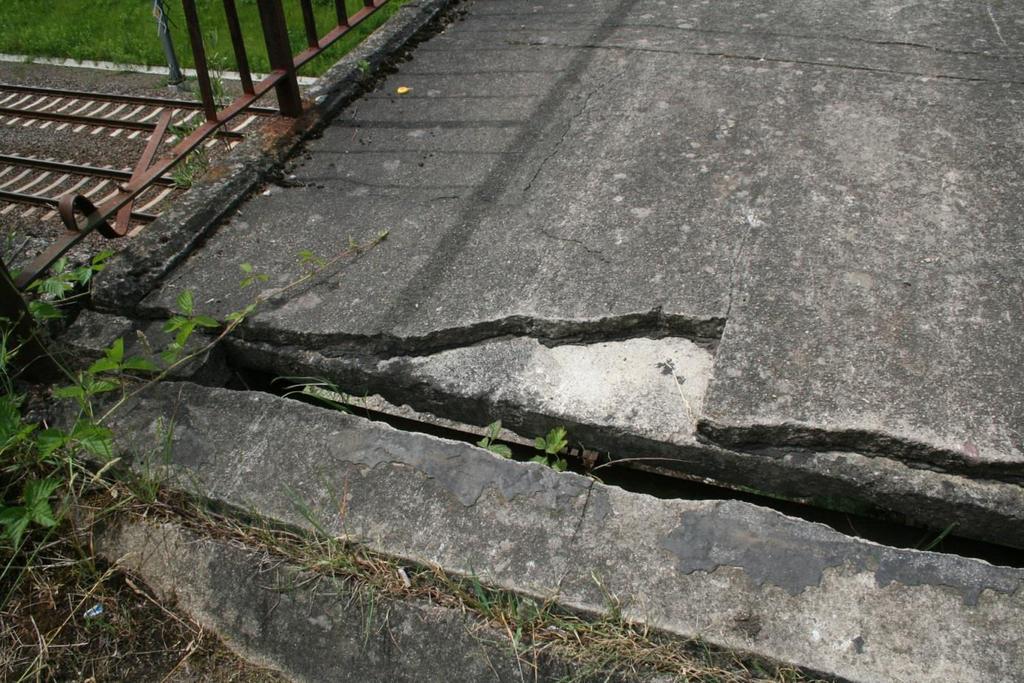Brak szczeblinek w balustradzie oraz rozległa korozja powierzchniowa.