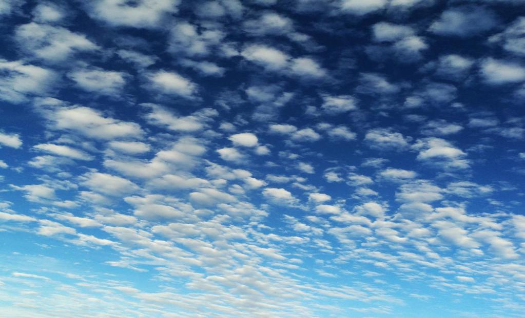 Altocumulus Floccus (Ac Flo) Podobnie jak Altocumulus castellanus, występowanie tej chmury mówi nam, że mamy do czynienia z niestabilnym powietrzem.