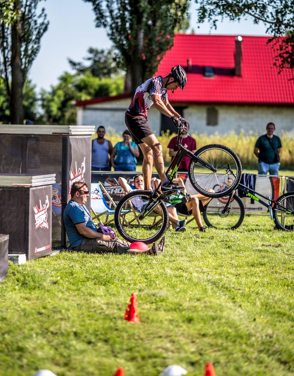 ROWEROWA AKADEMIA 2500 PLN 3300 PLN 40 MINUT DO 5 GODZIN Światowej klasy widowisko rowerowe Miasteczko rowerowe, które łączy rozrywkę przeprowadzone przez Jonasza Pakulskiego z edukacją.