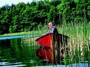 Spinningowanie z łodzi Spinningowanie z łodzi na jeziorze daje dużo większe szanse na dobry połów. Łodzią można dopłynąć do wielu ciekawych miejsc, niedostępnych z brzegu. Poszukajmy ich wspólnie.