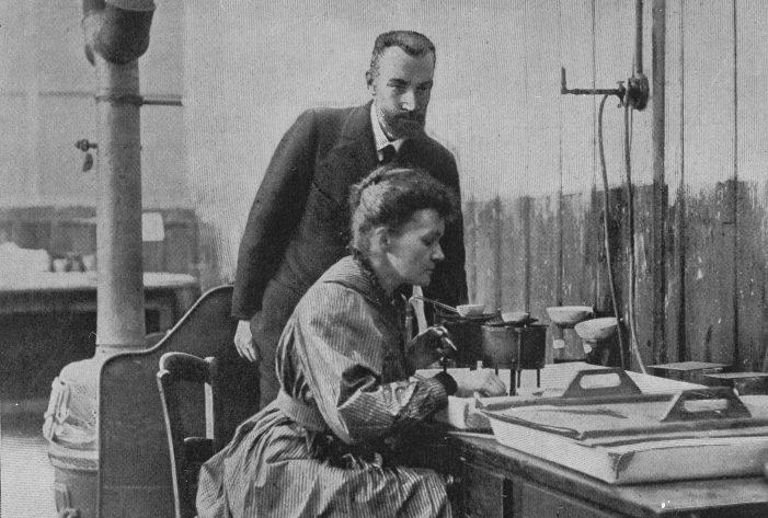 Badania Marii Skłodowskiej-Curie Wykorzystując wiedzę chemiczną wyodrębnili nieznany