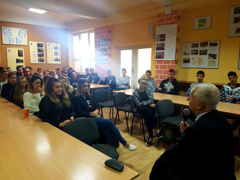 Unia to swobodny przepływ osób i usług, ale także solidarne wspieranie słabszych państw.