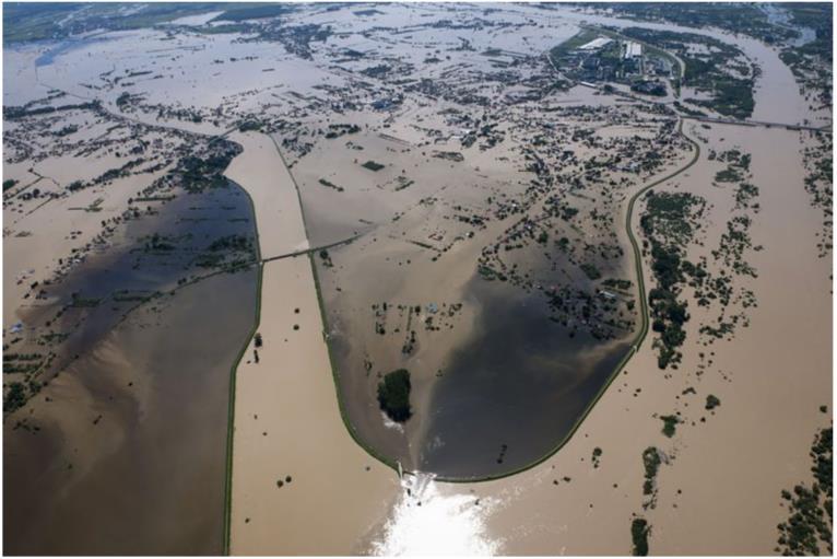 Skutki kolejnej wielkiej powodzi w 2010 roku - przyspieszyły działania i wymusiły zmianę podejścia, głównie w zakresie: (1) ograniczenia modernizacji obwałowań (zwłaszcza wzrostu ich wysokości) na
