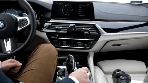 Pisanie po joysticu idrive Tekst w BMW możemy wprowadzać głosowo, poprzez klawiaturę ekranową, poprzez obracanie joysticka