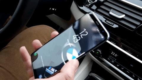 BMW Display Key Kluczyk do BMW serii 5 i 7 przypomina małego smartfona.