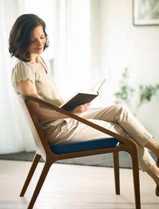 Poduszka TEMPUR na krzesło Pozwala na równomierne rozmieszczenie ciężaru ciała na całej powierzchni i wygodne siedzenie nawet przez długi czas. Może być używana na każdym krześle.