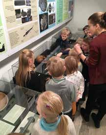 Podczas wizyty w muzeum dzieci poczyniły następujące obserwacje: Ubrania są zrobione z futer ; jedli